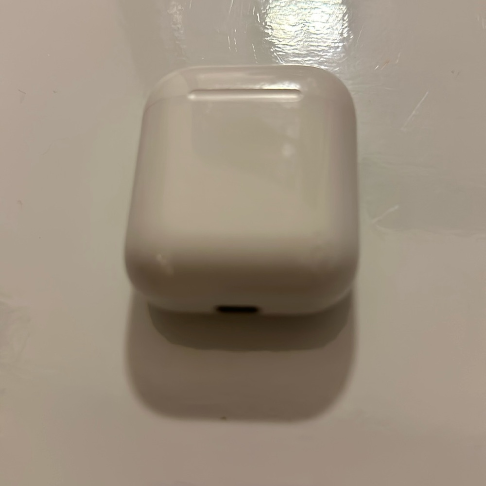 iPods miss the right ear pod